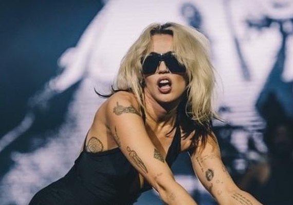 Miley Cyrus testa positivo para Covid-19 após show no Lollapalooza