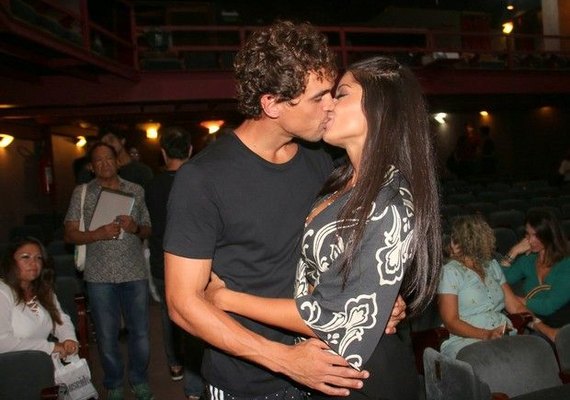 Aline Riscado e Felipe Roque estreiam peça com presença de famosos