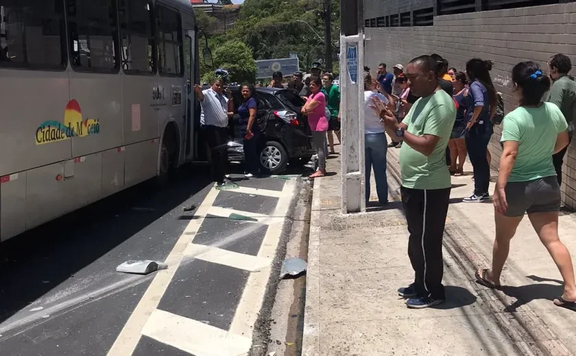 Acidente entre ônibus e carro deixa mulher de 22 anos presa às ferragens no Barro Duro