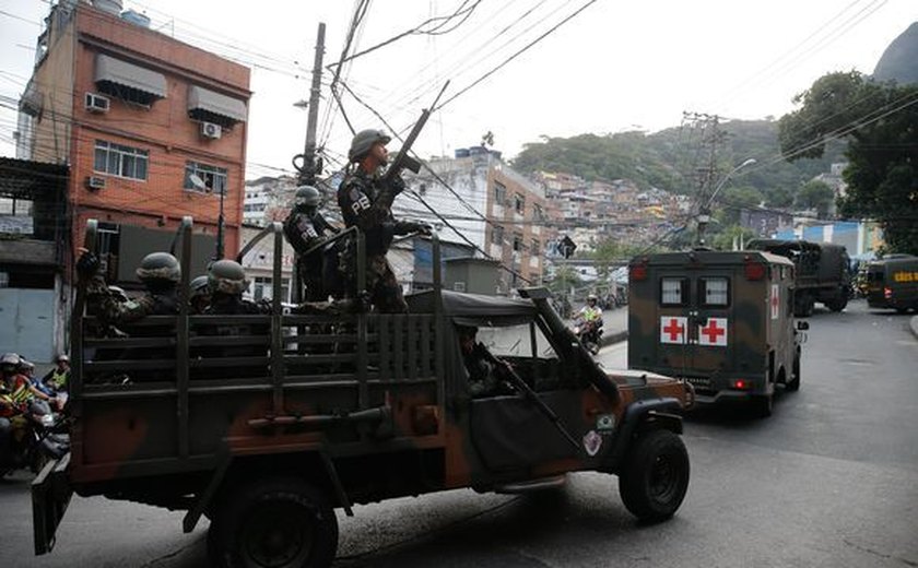 Forças Armadas montam estrutura na mata para prender criminosos na Rocinha