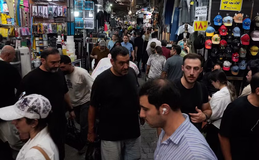 Famílias iranianas lutam para comprar o básico; EUA intensificam guerra econômica