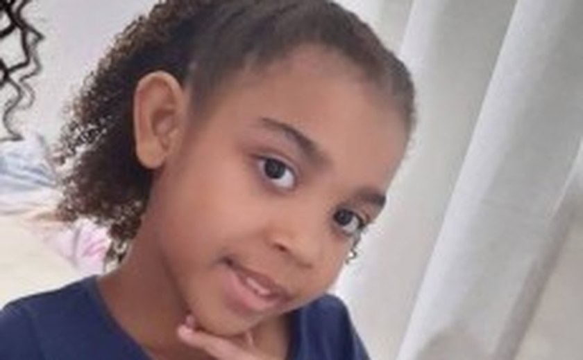 Menina de 10 anos morre baleada enquanto brincava na porta de casa