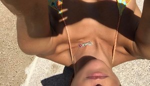 Deborah Secco surge linda e em forma com selfie na praia