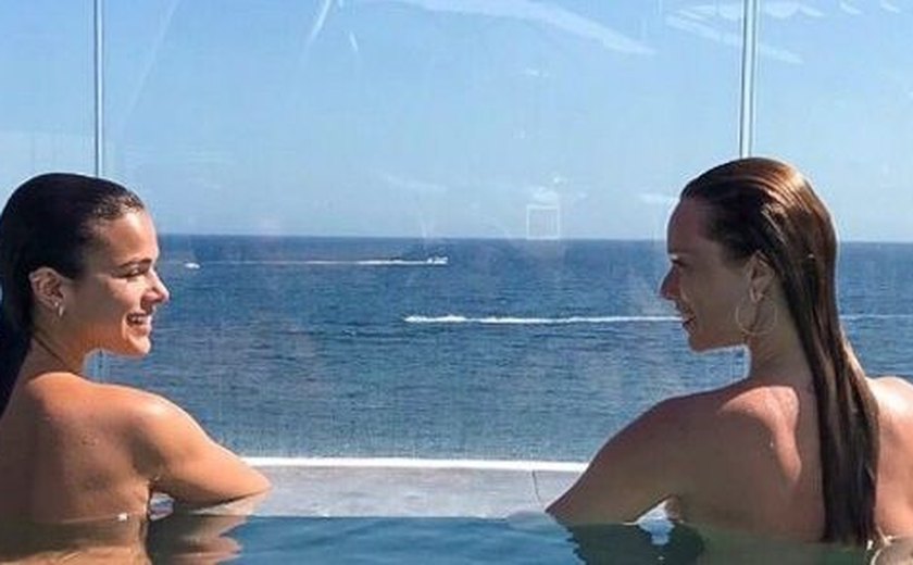 Mariana Ximenes e Bruna Marquezine posam de topless em piscina