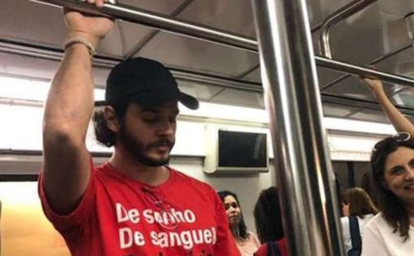 Namorado de Fátima Bernardes é visto andando de metrô no Rio