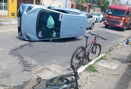 Carro colide com outro veículo e capota no bairro do Cruz das Almas