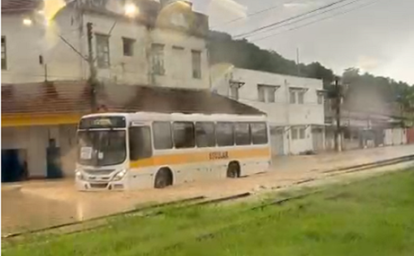 Chuva alaga vias principais de Fernão Velho e mobiliza moradores