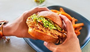 Carne criada em laboratório sem matar animais é segura para consumo