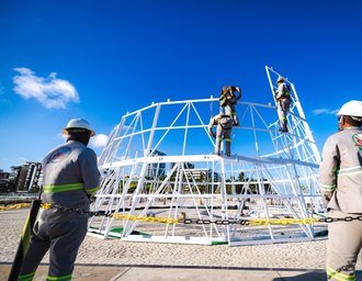 Iniciada montagem da Árvore de Natal de 34 metros na Ponta Verde