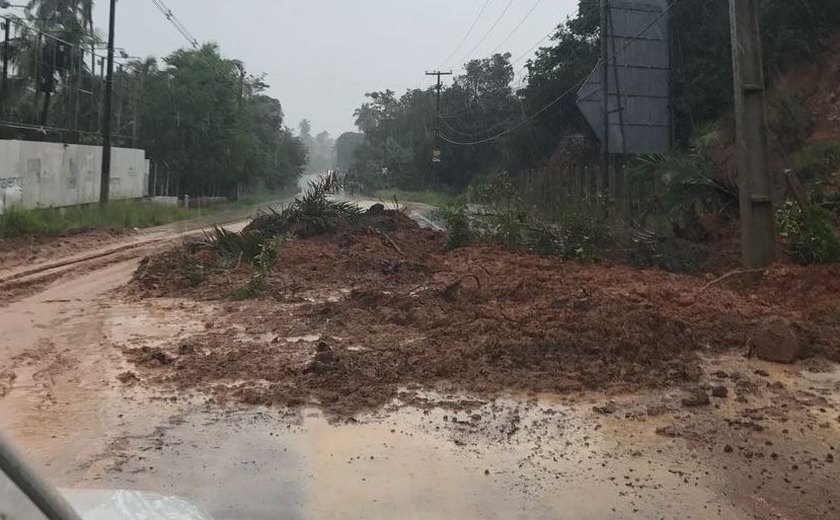 Chuvas que atingem Alagoas causam deslizamentos e aumentam níveis de rios