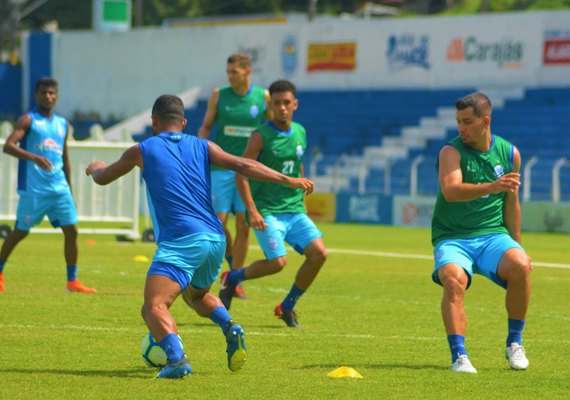 CSA relaciona 22 atletas e embarca para jogos contra Palmeiras e Santos