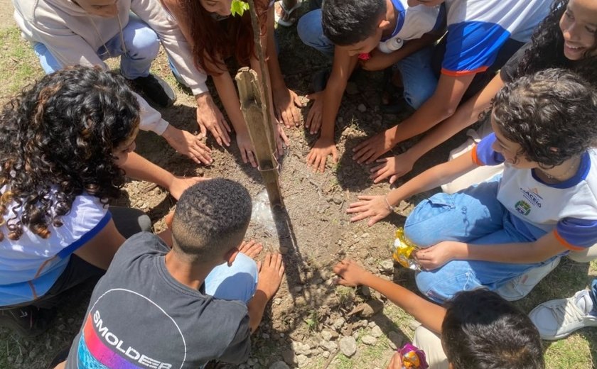 Alurb leva Projeto Arborizar é Massa para alunos de escola do Salvador Lyra