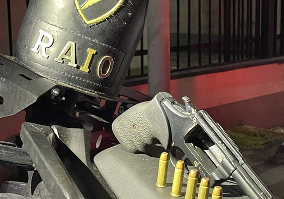 Polícia Militar prende dupla por porte ilegal de arma de fogo em Maceió