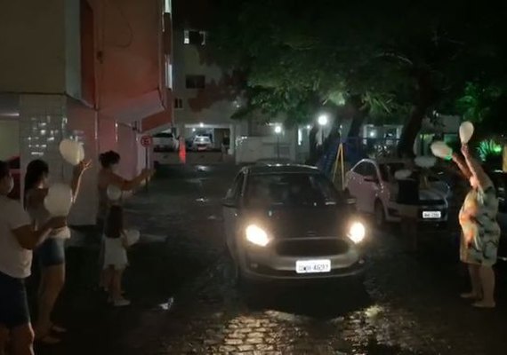 Monsenhor Rubião Lins tem alta médica e é recebido com aplausos