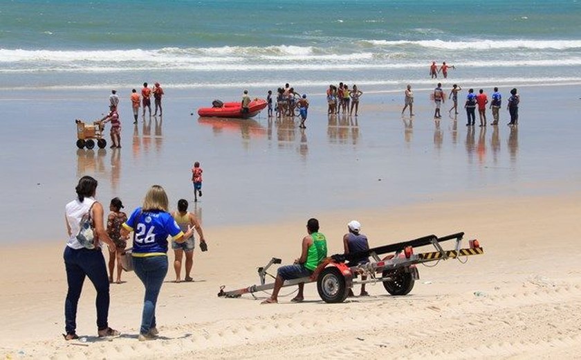 Bombeiros resgatam três adultos e duas adolescentes que se afogavam na praia da Jatiúca