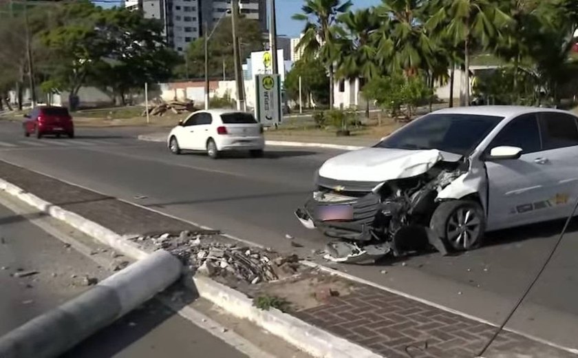 Táxi derruba poste na Avenida Gustavo Paiva