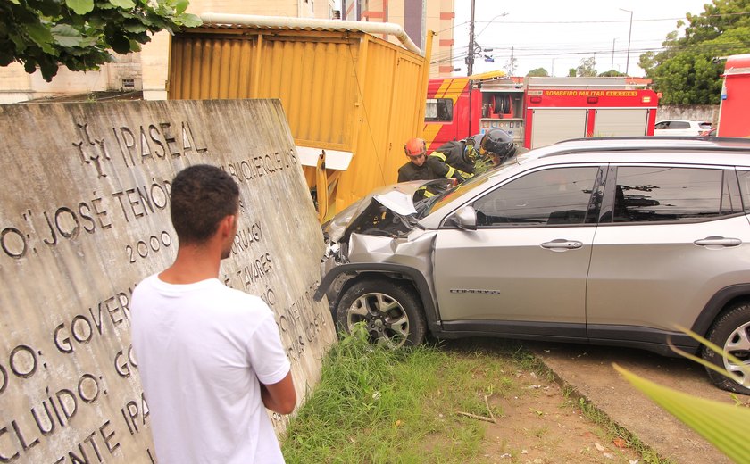 Mulher passa mal, perde controle de veículo e bate em placa e trailer no José Tenório