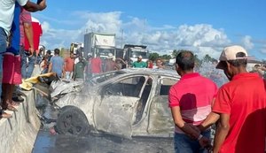 Carro pega fogo após colisão em mureta na BR-101 e homem morre carbonizado