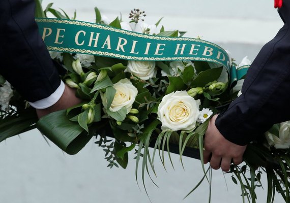 França homenageia vítimas de terrorismo contra revista Charlie Hebdo