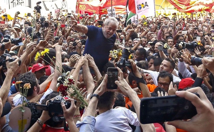 Ex-presidente Lula diz que vai se entregar e critica Judiciário