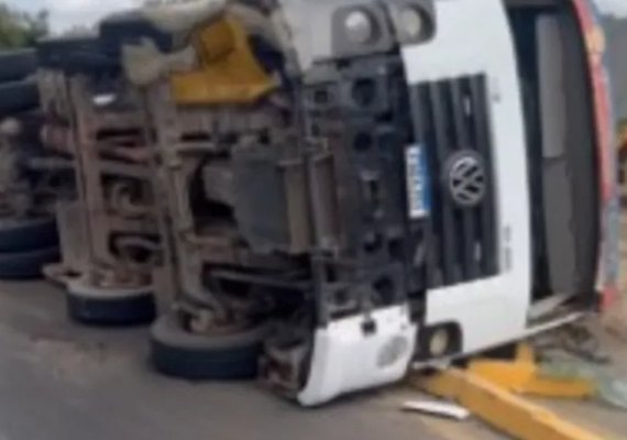 Caçamba carregada de entulho tomba em Arapiraca