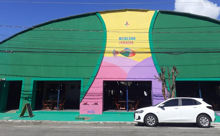 Mercado do Jaraguá ganha nova fachada com pintura de artista local