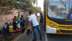 Ciclista morre após colisão contra ônibus na AL-101 Norte, em Ipioca