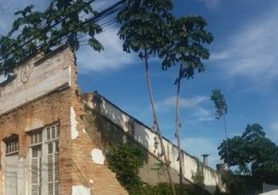 Casa histórica de Penedo desaba e fica destruída