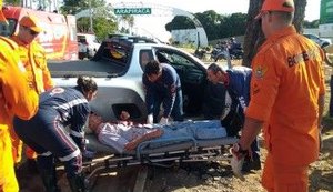 Condutor perde controle da direção, atropela adolescente e colide em árvore