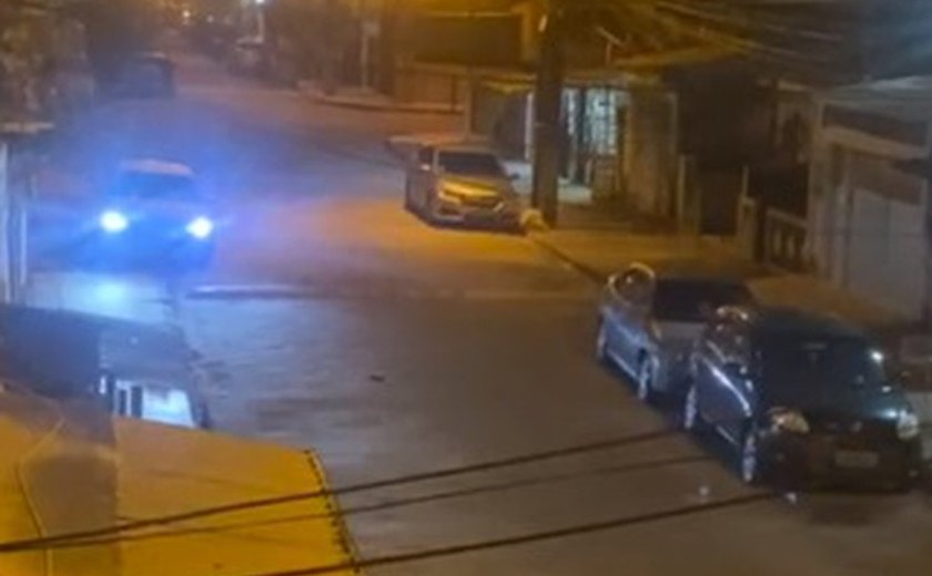 Suspeito rouba carro, se atrapalha ao fazer a volta e quando consegue atira assustando população