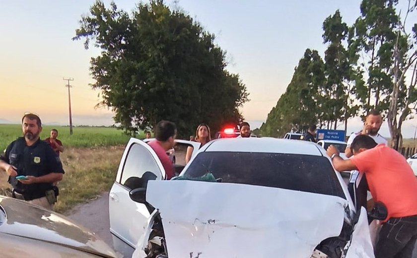 Duas pessoas ficam presas às ferragens em colisão envolvendo dois carros