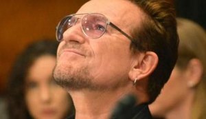 Vocalista do U2, Bono Vox, é eleito a 'mulher do ano' pela revista 'Glamour'