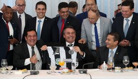 Boa relação: Severino Pessoa presenteia Bolsonaro com a camisa do ASA