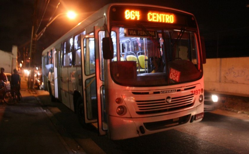 Menores são apreendidos com sete celulares roubados em ônibus