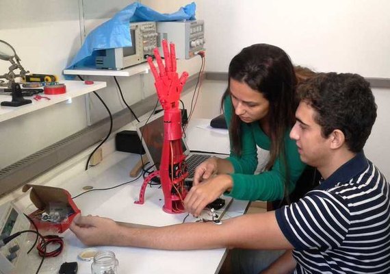 Universitários do Rio criam prótese para amputados de membro superior