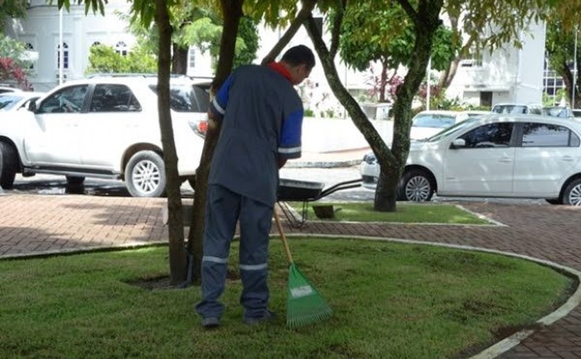 Reeducandos limpam espaços públicos de Quebrangulo