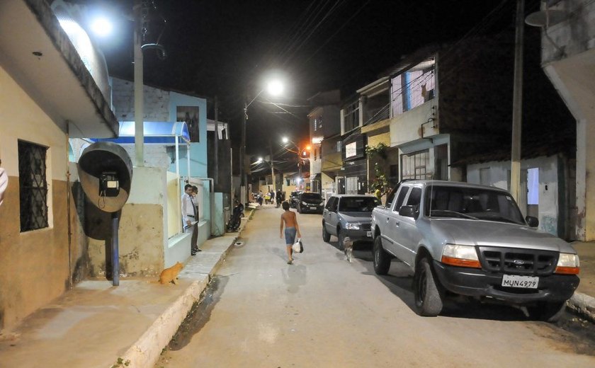 Comunidades em Maceió recebem iluminação em LED