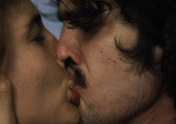 'Os Dias Eram Assim': Rimena é beijada por Gustavo e transa com o cunhado