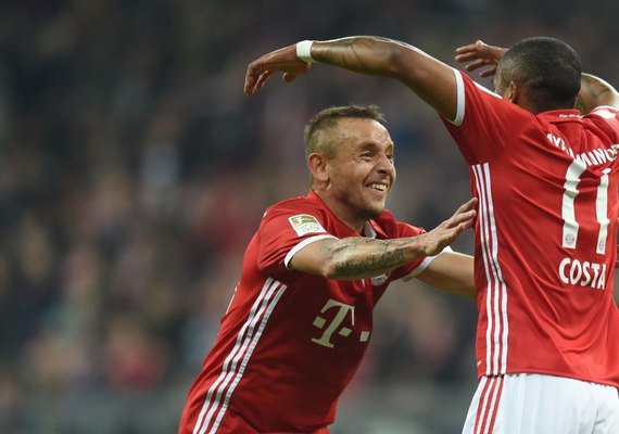 Com gol de Douglas Costa, Bayern se recupera e mantém liderança
