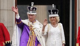 Já coroados, Rei Charles III e rainha Camilla saúdam multidão no Palácio de Buckingham