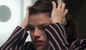 'A Dona do Pedaço': Desmascarada, Josiane esfaqueia Téo e é presa