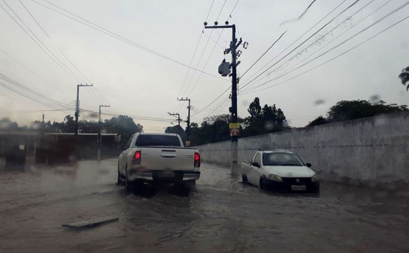Chuva forte deixa ruas alagadas em Arapiraca