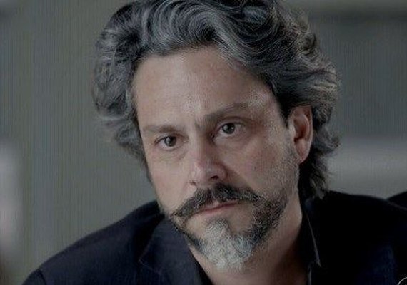 José Alfredo descobre que seu diamante rosa foi roubado por Lorraine