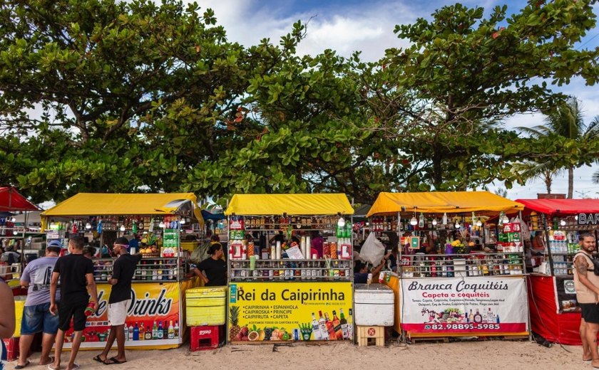 Prefeitura entrega alvarás para ambulantes do Massayó Verão