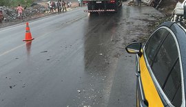 Caminhão colide em carro na BR-101 momentos depois de outro acidente no mesmo local