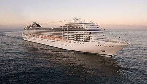 Coronavírus: 2ª pessoa com sintomas a bordo de navio isolado é levada para hospital