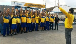 Funcionários do setor de encomendas dos Correios cruzam os braços