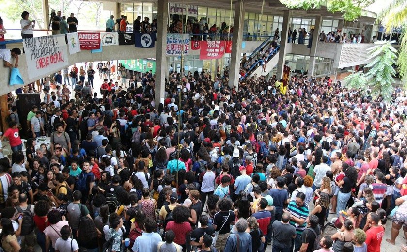Em assembleia lotada, professores, técnicos e estudantes se unem em defesa da Ufal