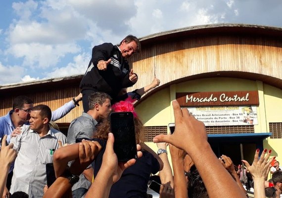 Bolsonaro: 'O que torna mulher tão forte quanto homem é arma na cintura dela'