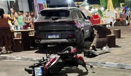 Carro invade calçadão e causa destruição em Feira Grande